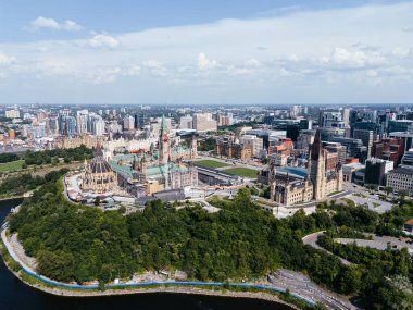 Kanada Parlamentosu, Parlamento Tepesi, Avam Kamarası ve Ottawa şehir merkezindeki Doğu Bloğu 'nun insansız hava aracı görüntüsü..