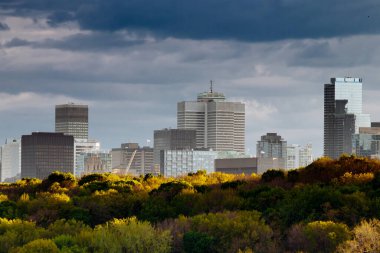 Montreal şehir merkezinin havadan görünüşü ve kısmen Park Jean-Drapeau, Quebec, Kanada