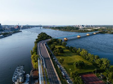 St. Lawrence River, Montreal, Kanada yakınlarındaki 67 numaralı apartmanın günbatımı manzarası. Drone görünümü