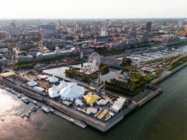 Old Port City rıhtım parkının eğlence mekanı olan insansız hava aracı görüntüsü. Montreal, Kanada