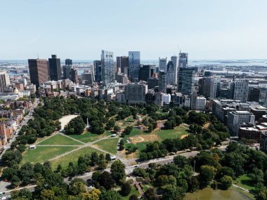 Boston 'daki Kristof Kolomb Park. Boston siluetiyle güneşli bir yaz günü. Massachusetts, ABD.