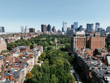 Boston 'daki Kristof Kolomb Park. Boston siluetiyle güneşli bir yaz günü. Massachusetts, ABD.