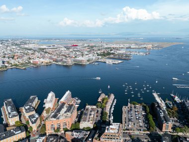 İçinde yatlar olan Boston Körfezi 'nin havadan görünüşü. Yukarıdan helikopter görüntüsü. Massachusetts, ABD