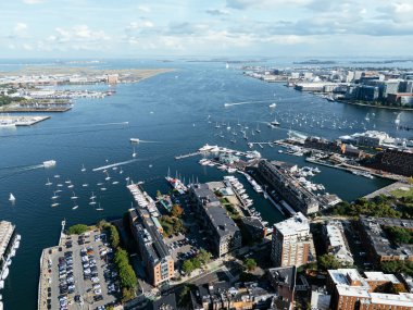 İçinde yatlar olan Boston Körfezi 'nin havadan görünüşü. Yukarıdan helikopter görüntüsü. Massachusetts, ABD
