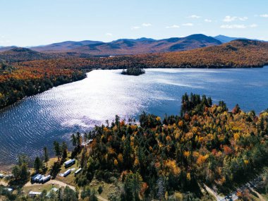 Beyaz Yüzlü Dağ Kayak Merkezi ve Gölü 'nde Sonbahar Bayrağı. Renk Değişikliği, Vermont, ABD.