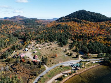 Beyaz Yüzlü Dağ Kayak Merkezi ve Gölü 'nde Sonbahar Bayrağı. Renk Değişikliği, Vermont, ABD.