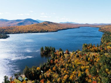 Beyaz Yüzlü Dağ Kayak Merkezi ve Gölü 'nde Sonbahar Bayrağı. Renk Değişikliği, Vermont, ABD.