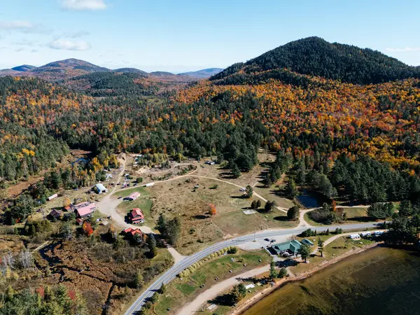 Beyaz Yüzlü Dağ Kayak Merkezi ve Gölü 'nde Sonbahar Bayrağı. Renk Değişikliği, Vermont, ABD.