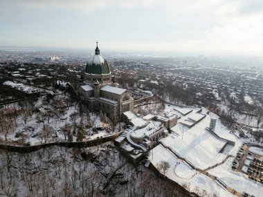 Kışın Sunset 'te Royal Dağı' nın Aziz Josephs Havası manzarası. Montreal, Quebec, Kanada.