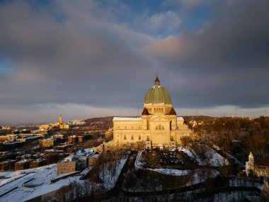 Kışın Sunset 'te Royal Dağı' nın Aziz Josephs Havası manzarası. Montreal, Quebec, Kanada.