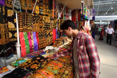 2 Eylül 2022, insanlar yerel pazarda, Ashgabad, Türkmenistan 'da tanrılar satıp satın alıyorlar..