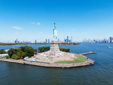 Arka planda New York ve New Jersey şehir merkezi olan Özgürlük Anıtı. ABD