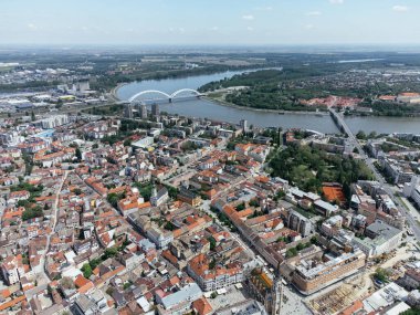 Sırbistan 'ın Novi Sad kentinin şehir merkezi ve şehir merkezindeki İHA uçuşu.