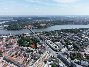 Sırbistan 'ın Novi Sad kentinin şehir merkezi ve şehir merkezindeki İHA uçuşu.