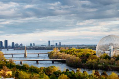 Montreal Biyosfer 'in arka planda Montreal şehir merkezi olan Park Jean-Drapeau' daki insansız hava aracı görüntüsü. Quebec, Kanada.