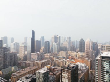 Montreal şehir merkezinde şiddetli sis yaban yangını ve endüstriyel kirlilik nedeniyle, Quebec, Kanada..