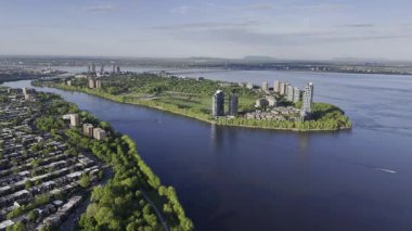 Rahibeler Adası konut binaları, köprü ve gün batımında trafik Montreal, Quebec, Kanada...