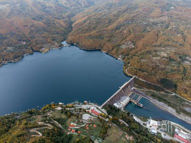 Sırbistan 'daki Tara Ulusal Parkı yakınlarındaki Drina Nehri' ndeki Perucac barajının sonbahar ormanıyla çevrili görüntüsü. C