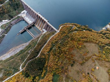 Sırbistan 'daki Tara Ulusal Parkı yakınlarındaki Drina Nehri' ndeki Perucac barajının sonbahar ormanıyla çevrili görüntüsü. C