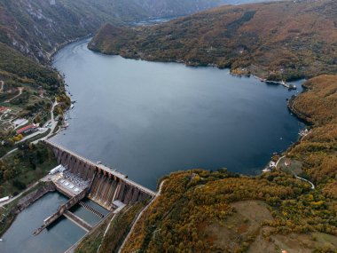 Sırbistan 'daki Tara Ulusal Parkı yakınlarındaki Drina Nehri' ndeki Perucac barajının sonbahar ormanıyla çevrili görüntüsü. C