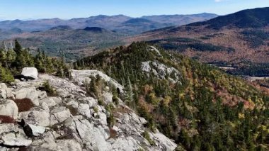 Beyaz Yüzlü Dağ Kayak Merkezi ve Gölü 'nde Sonbahar Bayrağı. Renk Değişikliği, Vermont, ABD.