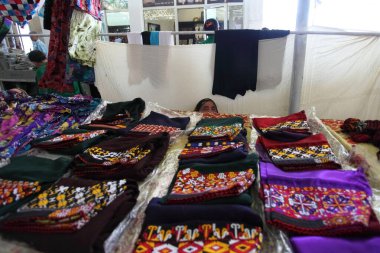 2 Eylül 2022, insanlar yerel pazarda, Ashgabad, Türkmenistan 'da tanrılar satıp satın alıyorlar..