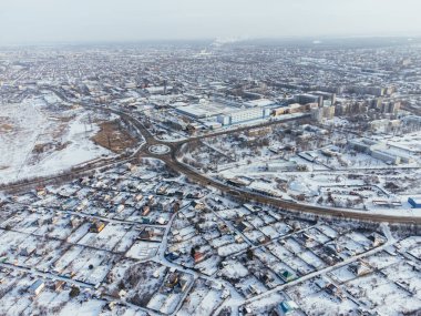Kazakistan 'ın Uralsk şehrinin konut ve sanayi bölgeleri karlı hava manzarası. c.