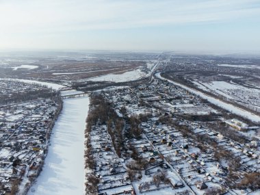 Kazakistan 'ın Uralsk şehrinin konut ve sanayi bölgeleri karlı hava manzarası. c.