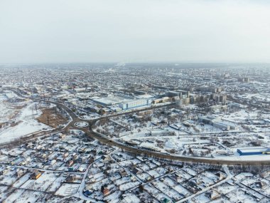 Kazakistan 'ın Uralsk şehrinin konut ve sanayi bölgeleri karlı hava manzarası. c.