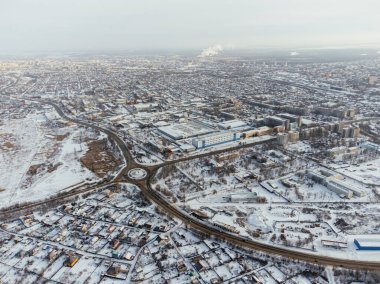 Kazakistan 'ın Uralsk şehrinin konut ve sanayi bölgeleri karlı hava manzarası. c.