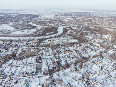 Kazakistan 'ın Uralsk şehrinin konut ve sanayi bölgeleri karlı hava manzarası. c.