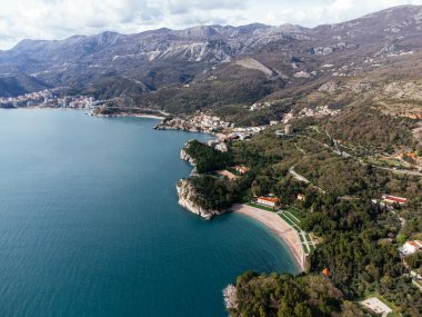 Karadağ 'ın Adriyatik Denizi kıyısındaki kıyı köyüne bağlanan ada otelinin havadan görünüşü. c.