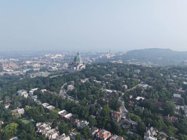 Westmount ve Montreal şehir merkezinin sisli hava manzarası sis ve ağaçların arkasına gizlenmiş. c.