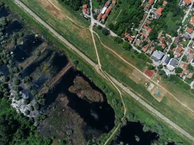 Pancevo yakınlarındaki bataklık ve ormanlara tepeden bakan Belgrad banliyösünün köşesi. g.