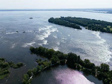 Lachine Rapids 'in havadan görüntüsü ve Montreal, Kanada' daki Saint Lawrence Nehri yakınlarındaki yerleşim alanı. g.