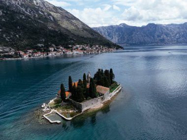Karadağ 'ın Kotor Körfezi' ndeki Perast yakınlarındaki Saint George Adası 'nın sakin deniz ve dağlarla çevrili havadan görünüşü. g.
