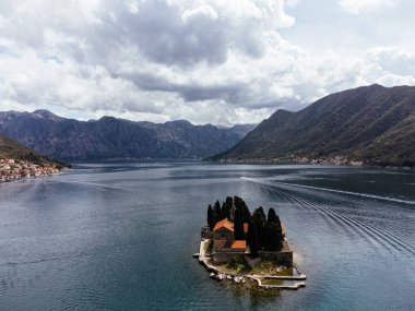 Karadağ 'ın Kotor Körfezi' ndeki Perast yakınlarındaki Saint George Adası 'nın sakin deniz ve dağlarla çevrili havadan görünüşü. g.