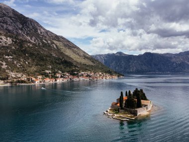 Karadağ 'ın Kotor Körfezi' ndeki Perast yakınlarındaki Saint George Adası 'nın sakin deniz ve dağlarla çevrili havadan görünüşü. g.