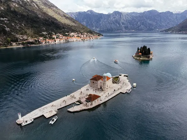 Karadağ 'ın Kotor Körfezi' ndeki Perast yakınlarındaki Saint George Adası 'nın sakin deniz ve dağlarla çevrili havadan görünüşü. g.