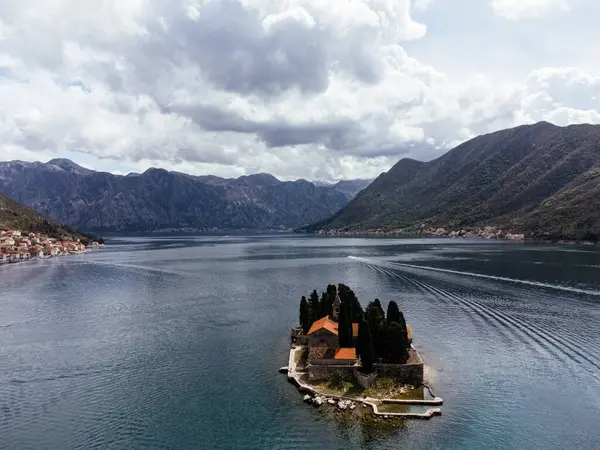 Karadağ 'ın Kotor Körfezi' ndeki Perast yakınlarındaki Saint George Adası 'nın sakin deniz ve dağlarla çevrili havadan görünüşü. g.