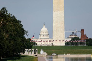 Washington Anıtı 'nın ve National Mall' daki Amerikan Bayrakları 'nın arkasındaki ABD Kongre Binası manzarası. g.