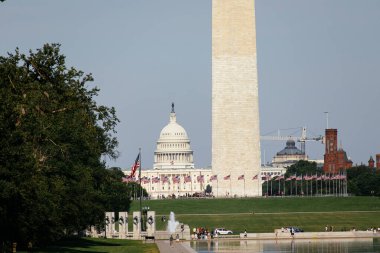 Washington Anıtı 'nın ve National Mall' daki Amerikan Bayrakları 'nın arkasındaki ABD Kongre Binası manzarası. g.