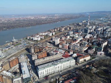 Güneşli bir günde Belgrad 'da Kalemegdan Kalesi ve Sava ve Tuna nehirlerinin birleştiği yer. c.