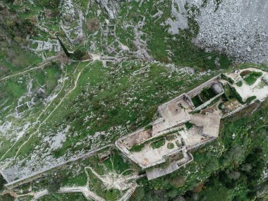 Karadağ 'daki Kotor Eski Kenti ve Kotor Körfezi' nin Kotor Kalesi 'nden alınan insansız hava aracı görüntüsü.