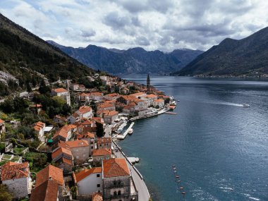 Karadağ 'ın Kotor körfezindeki eski Perast kasabasının insansız hava aracı görüntüsü