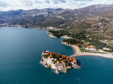 Sveti Stefan adasının havadan görüntüsü - otel. Karadağ ve Avrupa