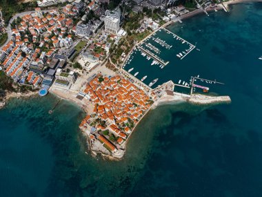 Eski Budva kasabası, liman, sahil ve dağların havadan görünüşü