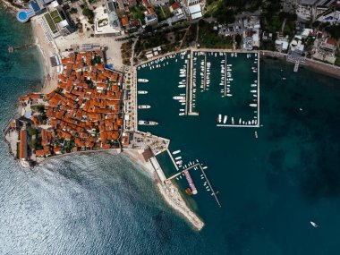Eski Budva kasabası, liman, sahil ve dağların havadan görünüşü