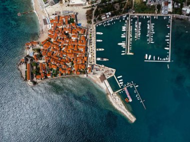 Eski Budva kasabası, liman, sahil ve dağların havadan görünüşü