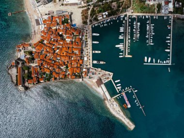 Eski Budva kasabası, liman, sahil ve dağların havadan görünüşü